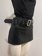 Cargar imagen en el visor de la galería, Falda short cuerina
