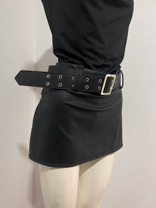 Falda short cuerina