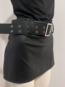 Falda short cuerina